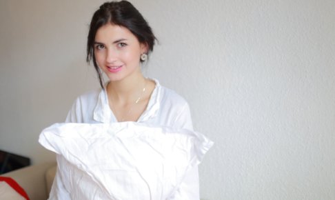 白いワイシャツを着た美人な外国人