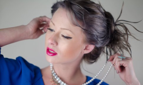 真珠のネックレスをしている外国人女性