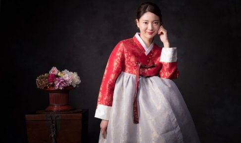 赤いチマチェゴリを着用している韓国人女性