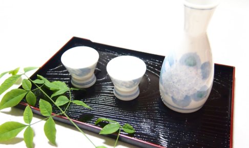 お盆にきれいに置かれた徳利