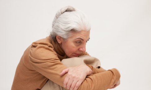 ストレスで白髪になったおばあさん