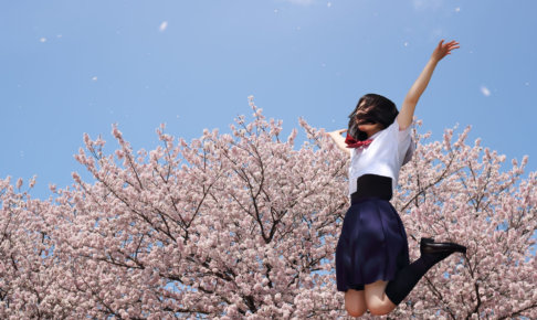 喜び跳ねる女子高生