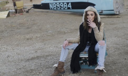 浜辺でタバコを吸う女性