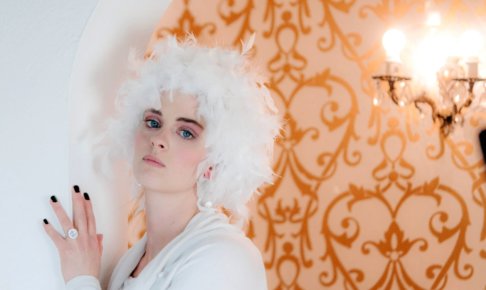 白髪の若い外国人女性