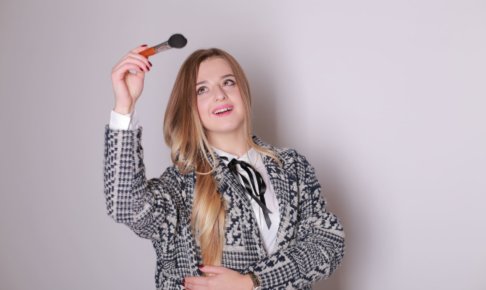 パフ（ブラシ）を持ってそれを見上げる外国人女性