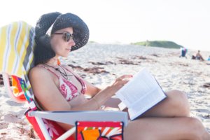 浜辺で読書する女性