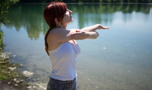 湖で陽を浴びている女性