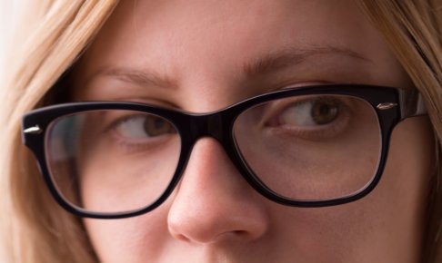 黒ぶちメガネを掛けている外国人女性の目元のアップ画像