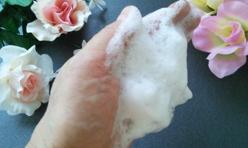 花の周りで手を洗っている写真