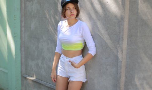 お腹や腕・足を出しているショート丈の女性