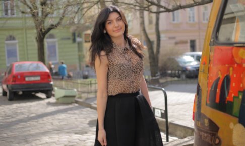 街を歩いているヒョウ柄のノースリーブを着用した外国人女性