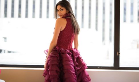 ドレス姿の見返り美人外国人