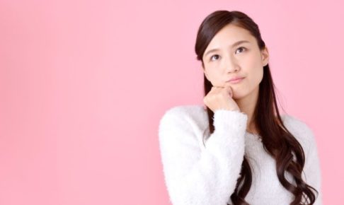 何かを考えている日本人女の子