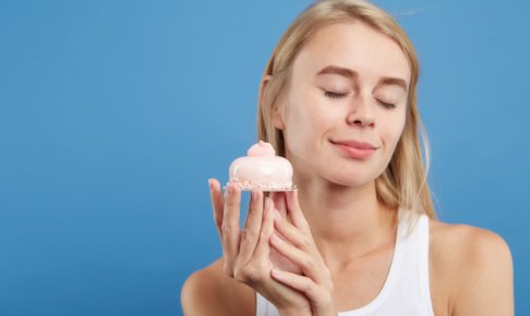 ケーキを持ってうっとりしている女性