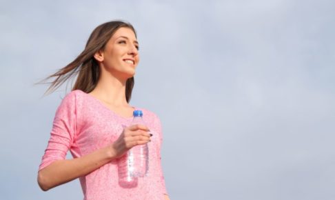 水を持って立っている女性