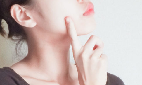 考え事をしている女性