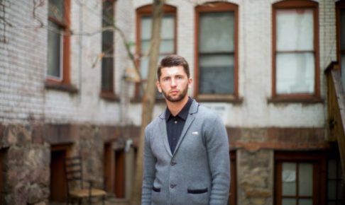 古い館の前に立っている外国人男性