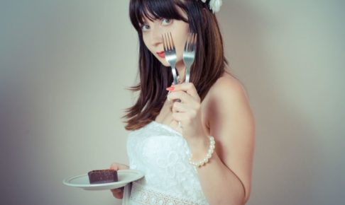 チョコレートケーキを食べようとしている女性