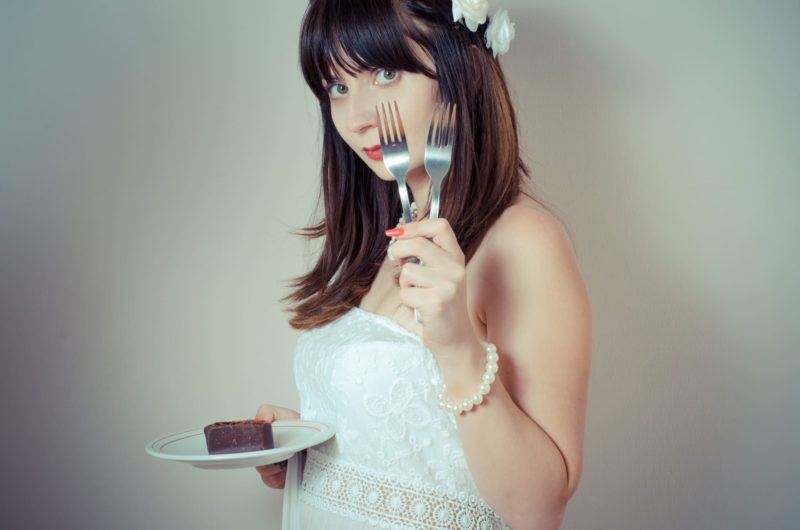 チョコレートケーキを食べようとしている女性