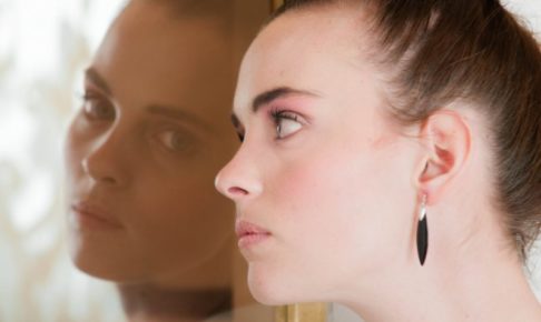 鏡と外国人女性