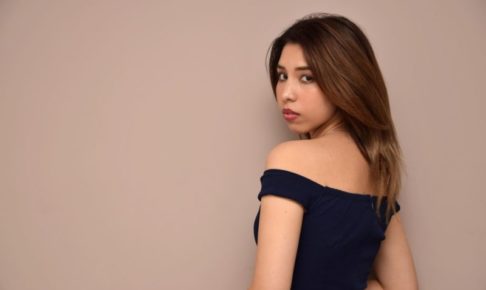 黒いドレスを着た日本人の見返り美人