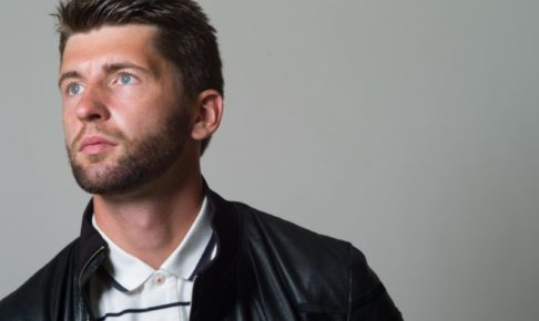 見つめている髭を生やした外国人男性