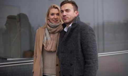 街中を歩いている外国人男性と女性