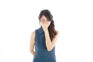 鼻をつまむ日本人女性