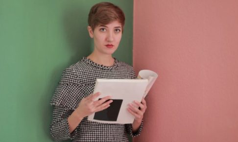 本を読んでいるキリッとした女性