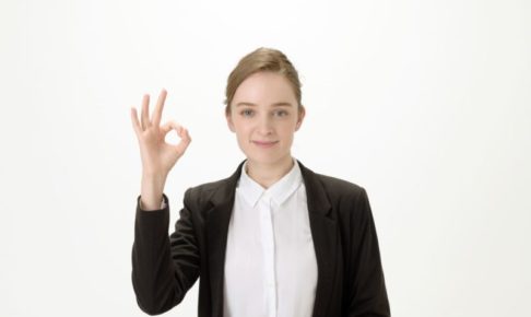 リクルートスーツできちんと髪をまとめている女性