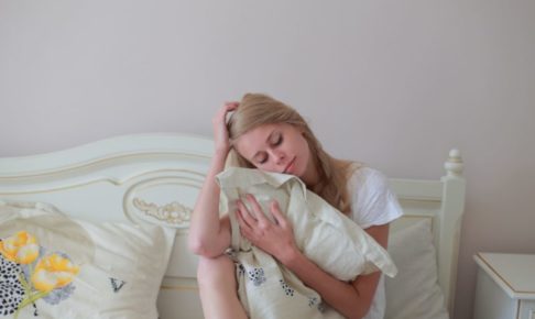 起きているけど寝起きが万全でない夢うつつの女の人