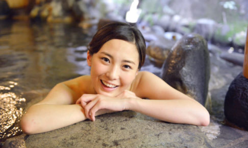 お風呂に入る女性