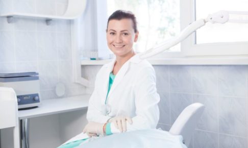 クリーンなクリニックでキリッと働いている女医さん