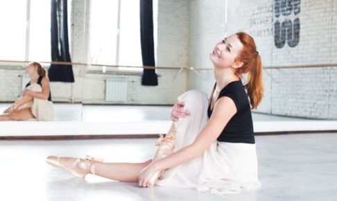 バレエのレッスンで顔を上げてストレッチをしている様子