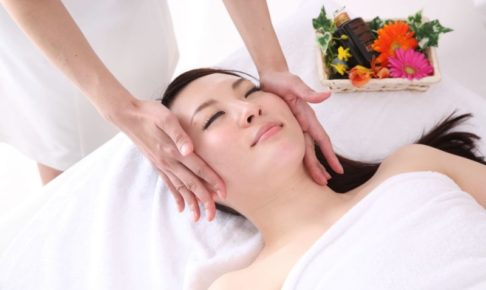 フェイスリンパマッサージを受けている日本人女性