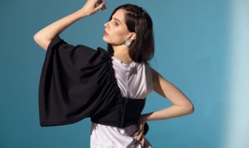 背中を見せている女性