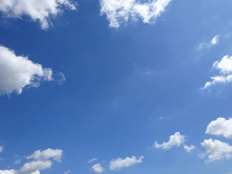 真ん中青空外に雲少し