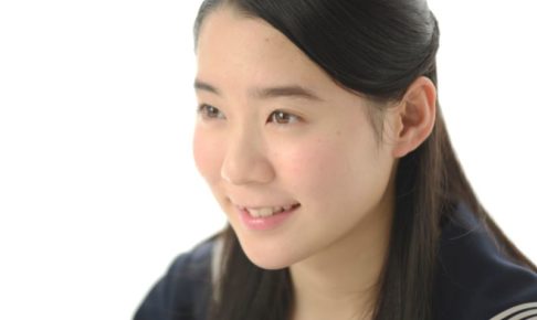 おでこを出している紺のセーラー服の女子