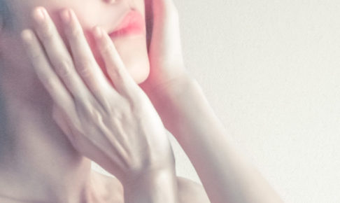 両手で頬を覆う女性