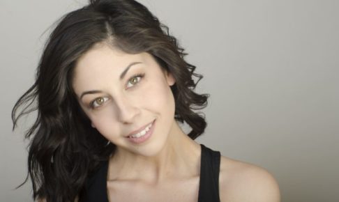 髪が少し乱れているが、目が大きい外国人女性