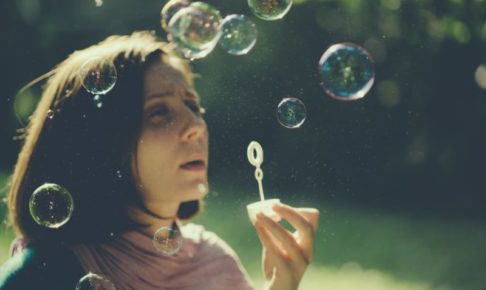 シャボン玉をする外国人女性