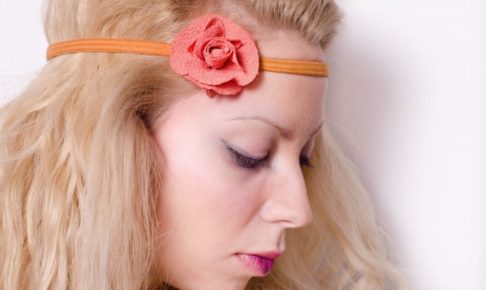 オレンジのヘアアクセをした色白の女性