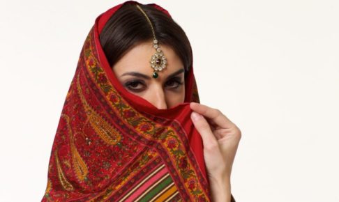 赤いスカーフで顔を隠した中東風な女性