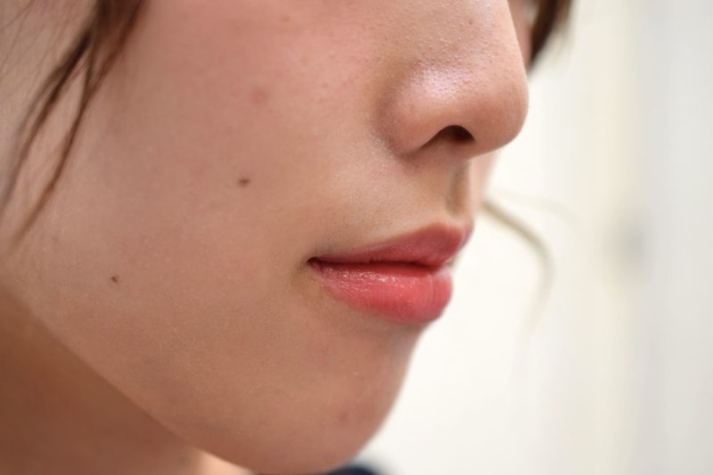 斜め45度くらいから見た女性の鼻や口元