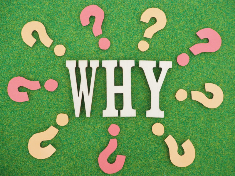 中央に何故と書かれた文字