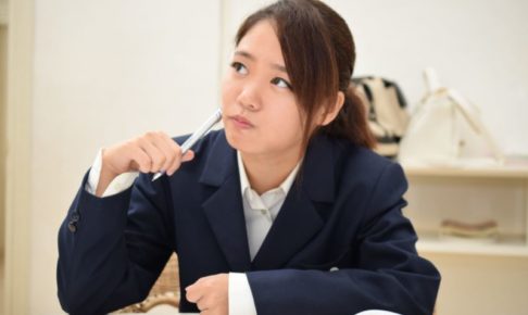 勉強を頑張っている１０代女性