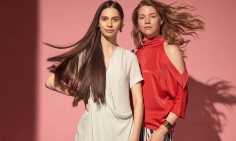 髪をなびかせる二人の外国人女性