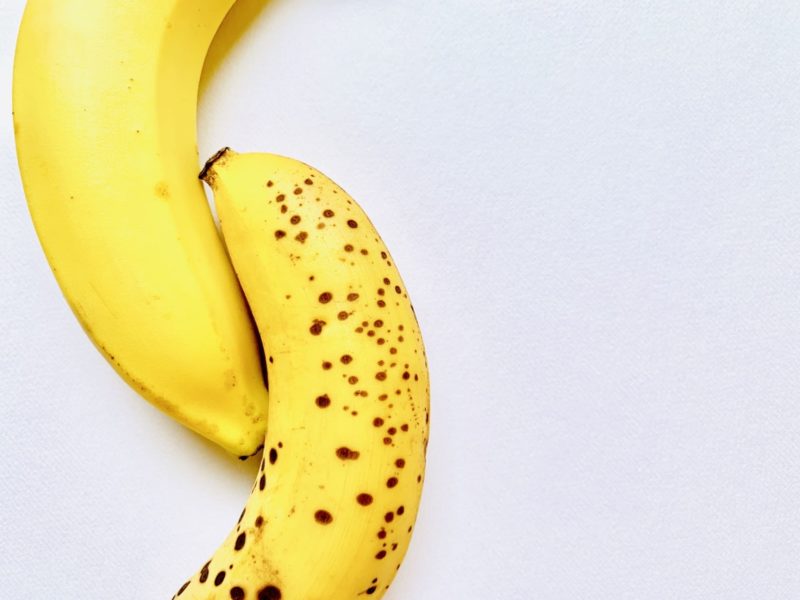 キレイなバナナとシミが出たバナナ