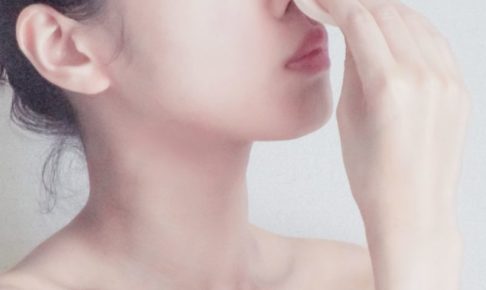 シミファンデを塗るしみそばかすのない美肌の女性