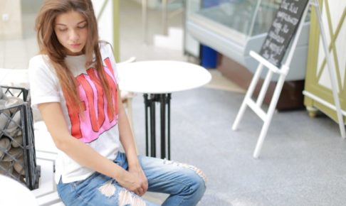 若い女性の画像　伏し目